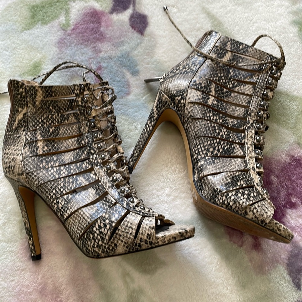 Vince Camuto Fionna Snakeskin print cage sandals 6/36 open toe beige